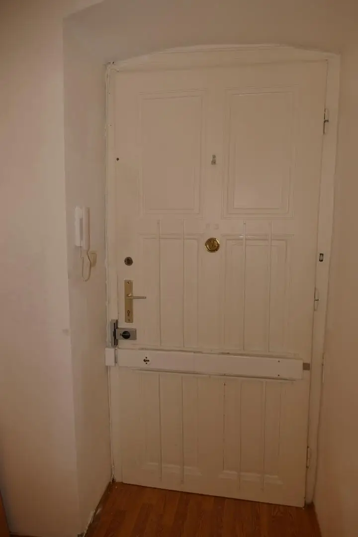 Eingangstür, Balkenriegel, Gegensprechanlage, P119