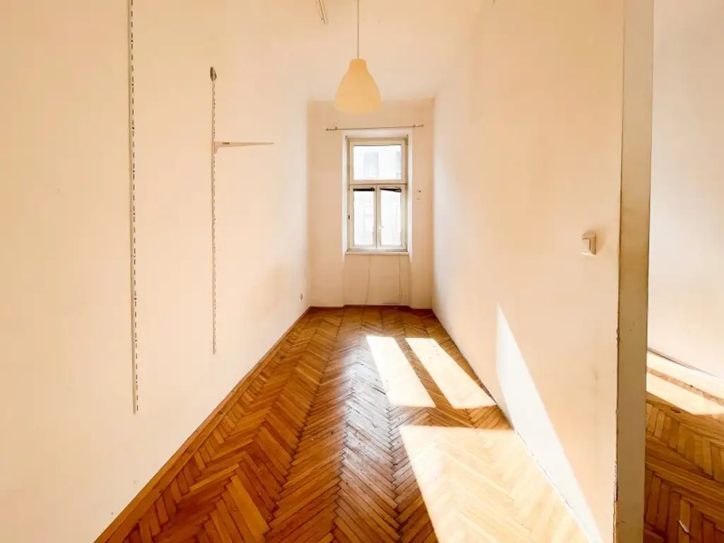 NÄHE AUGARTEN: 2,5-Zimmer-Altbauwohnung mit großem Gestaltungspotenzial beim Wallensteinplatz