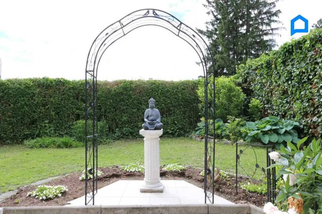 Sehr gepflegtes großzügiges Eckreihenhaus , Garten, Pergola, Terrasse, 4,5 Zimmer, plus Kellerräume, Garage