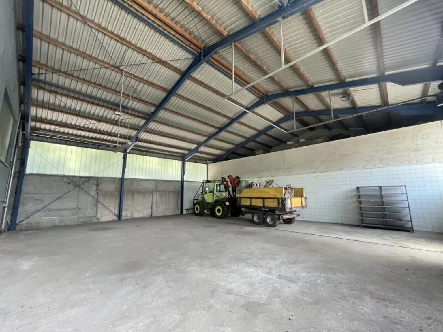 800 m² HALLEN FÜR LAGER/WERKSTATT UND 1.100 m² AUSSENFLÄCHEN NÄHE SIEGENDORF/EISENSTADT!