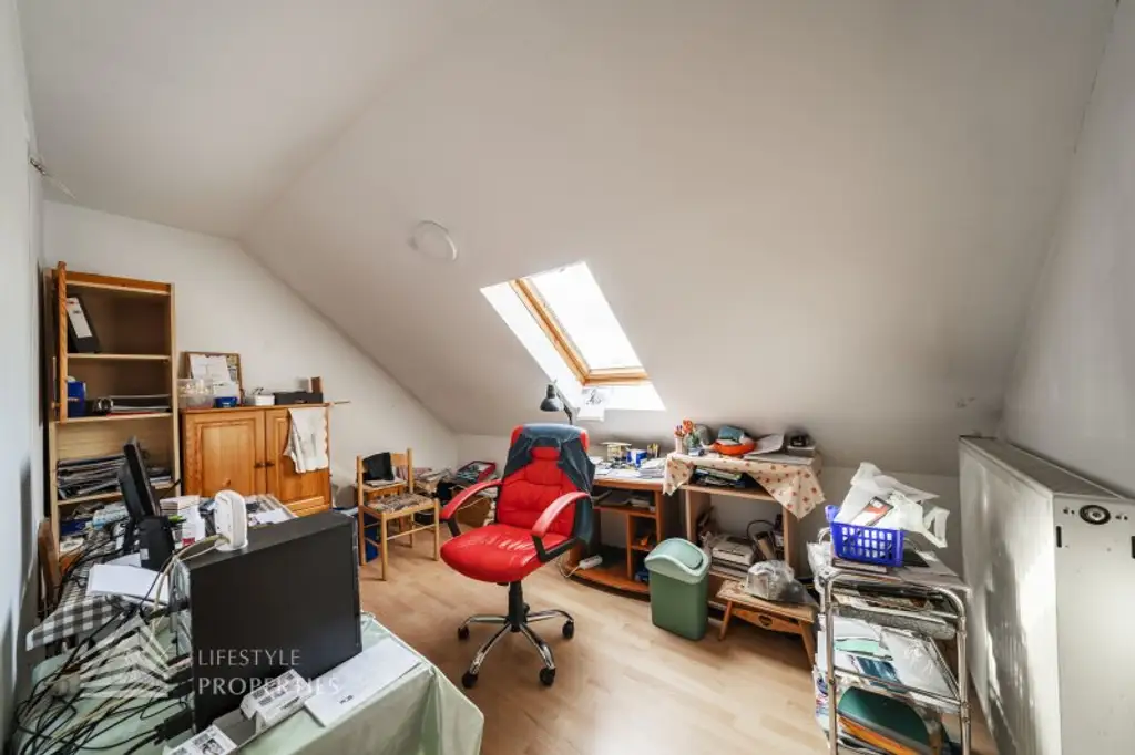 Geräumiges renovierungsbedürftiges Einfamilienhaus mit großen Garten
