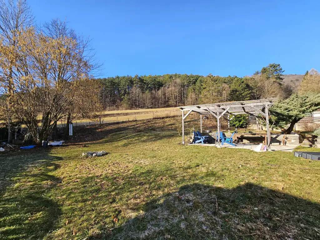 Modernisiertes Einfamilienhaus mit 1.057m² Grundstück, Luftwärmepumpe & PV-Anlage in ruhiger Ortsrandlage von Wopfing