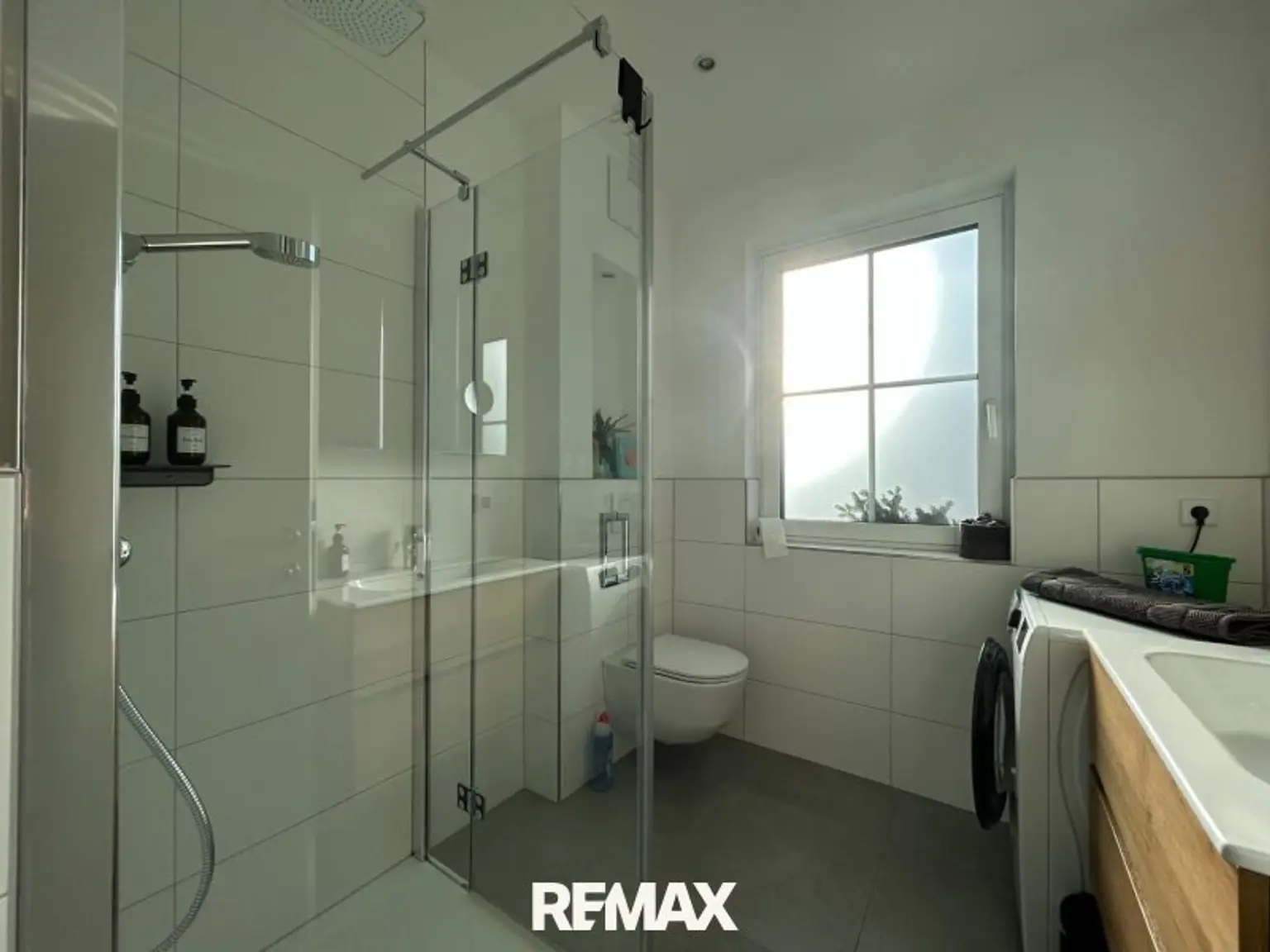 Badezimmer mit Dusche und WC