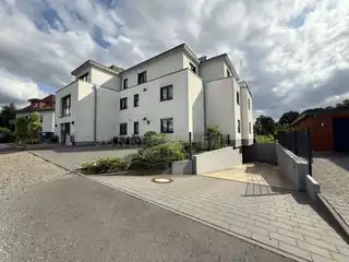 Hausansicht mit Tiefgarage