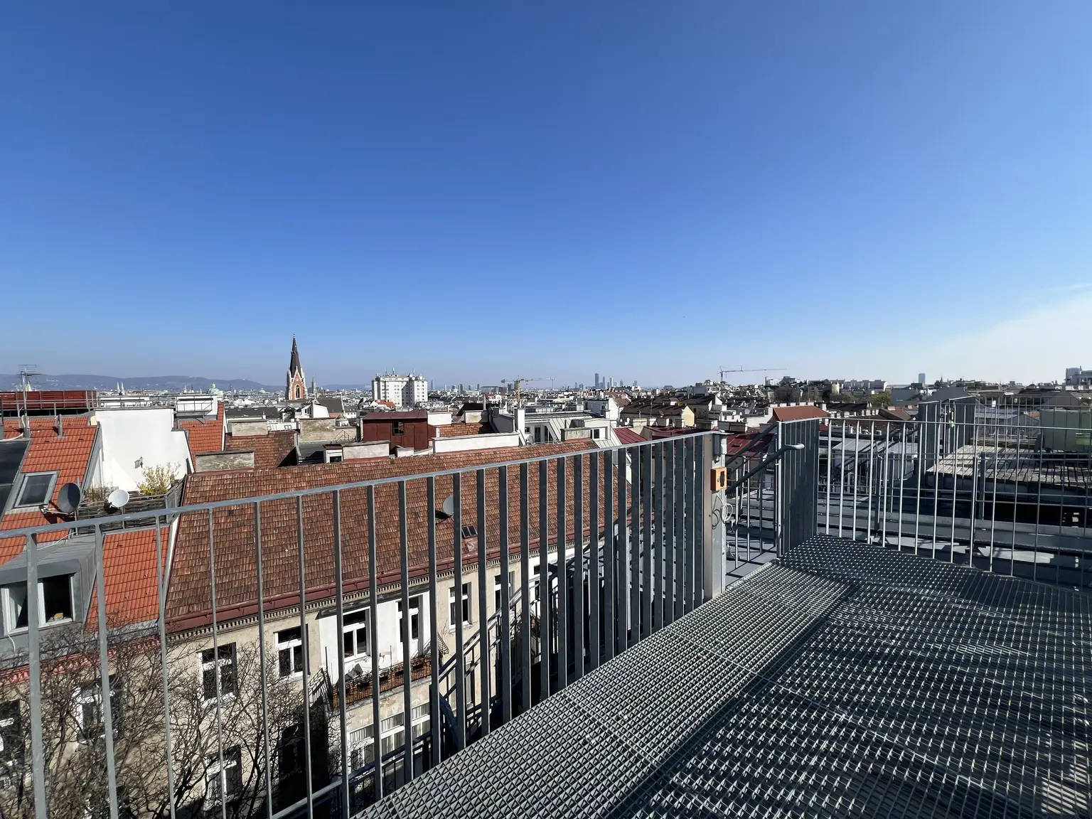 UNBEFRISTET: Attraktive, klimatisierte Dachgeschoss-Wohnung mit Balkonen und Dachterrasse und einmaligem Blick über Dächer Wiens