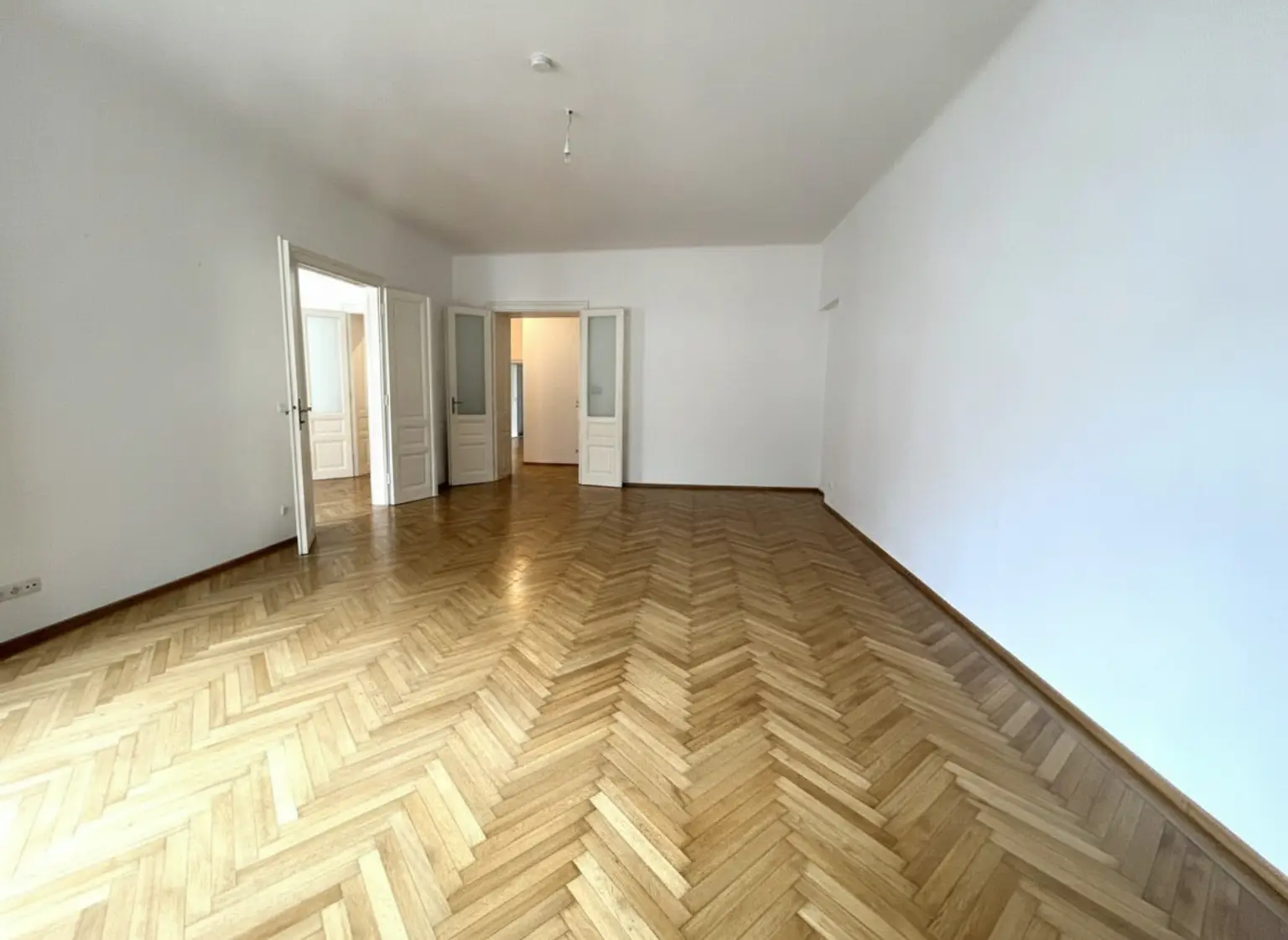 In Renovierung - UNBEFRISTET: Wohnen in Bestlage in einer Altbauwohnung