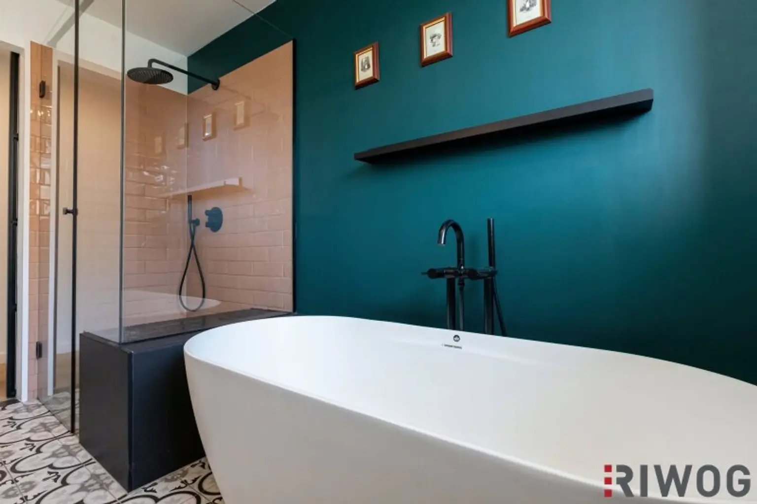 Altbau-Chic im Dachgeschoss | 3-Zimmer Balkonwohnung mit Klimaanlage und Fußbodenheizung
