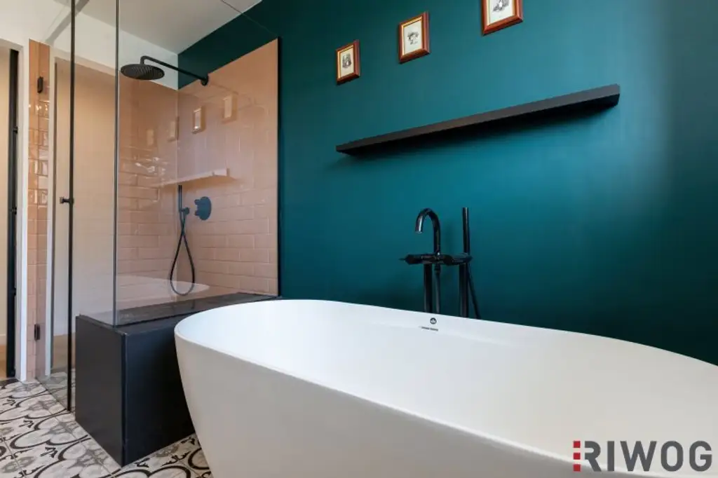Altbau-Chic im Dachgeschoss | 3-Zimmer Balkonwohnung mit Klimaanlage und Fußbodenheizung