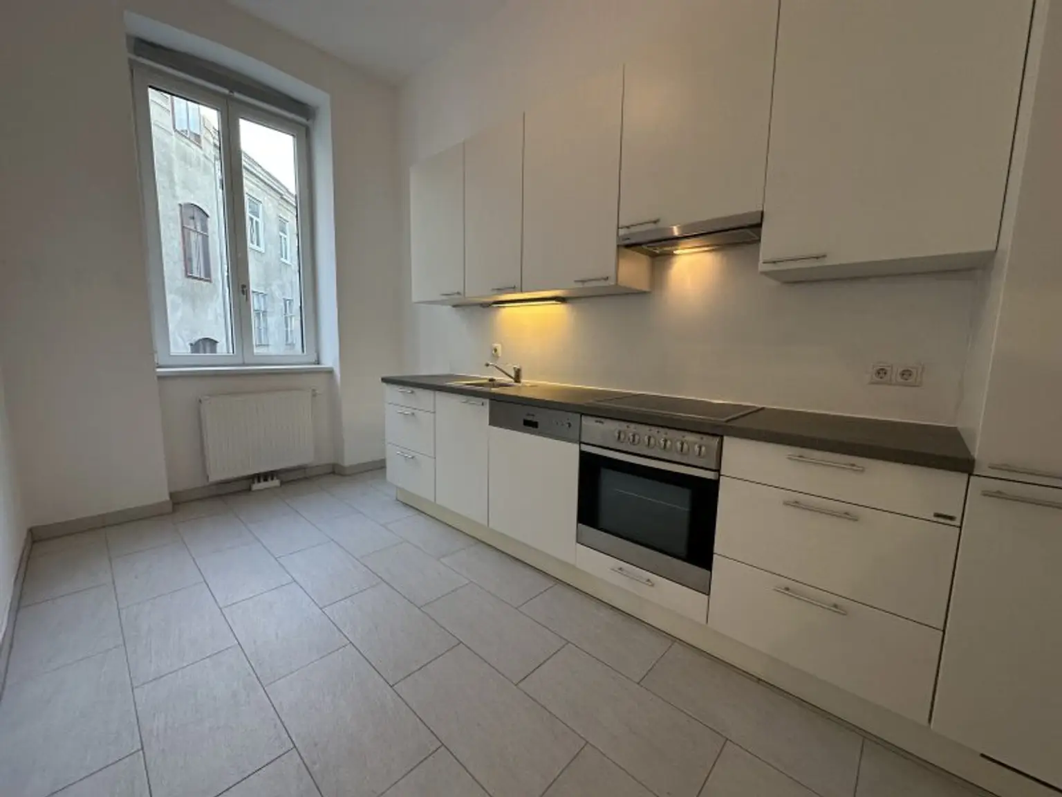 AKH-NÄHE, LAZARETTGASSE, sonnige 68 m2 Altbau, 2 Zimmer, Wohnküche, Wannenbad, Parketten, SAT/TV, 3. Liftstock, MED-UNI-Wien