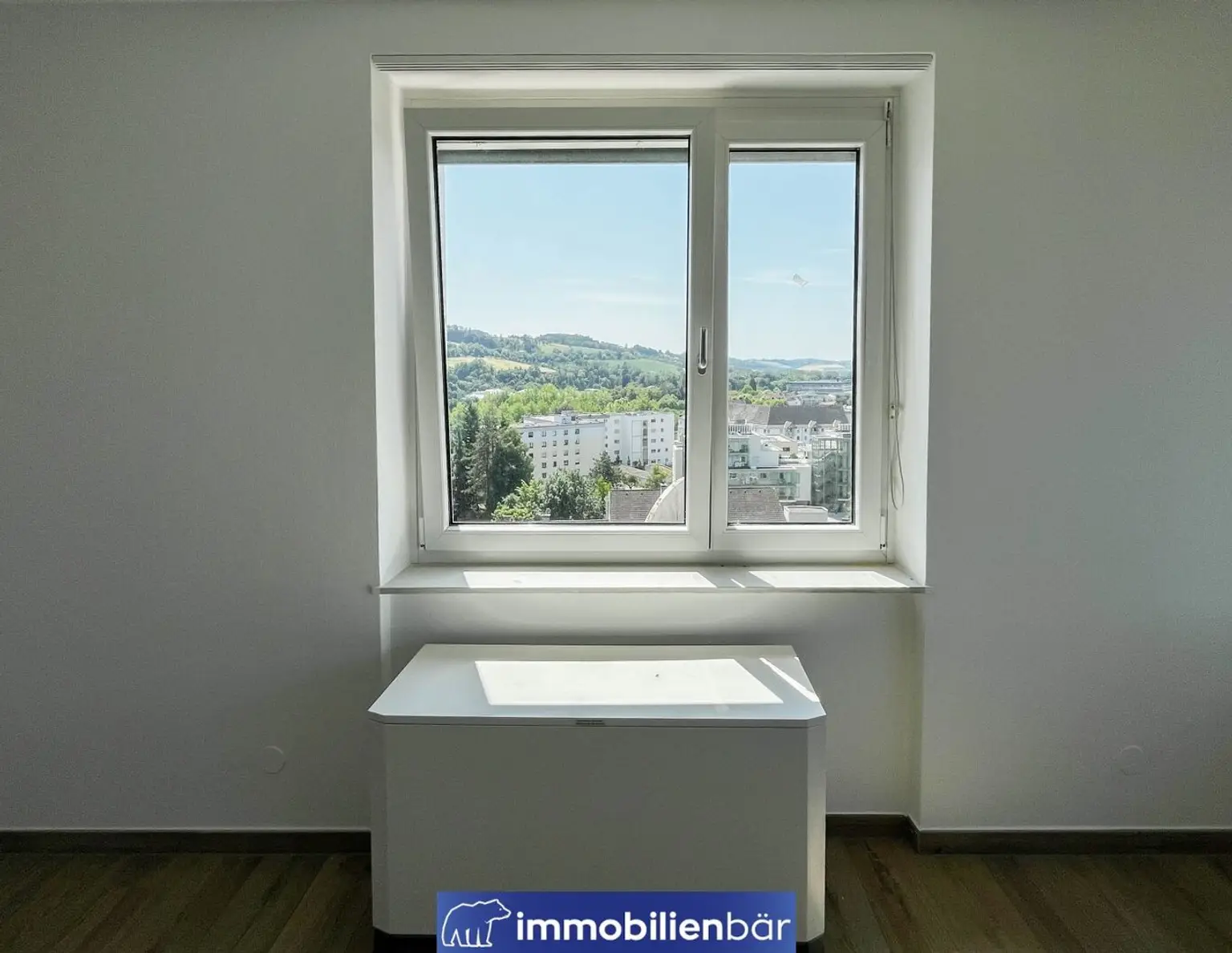 Wohnen mit Aussicht: Helle 2-Zimmer-Wohnung im 7. Stock mit Fernblick