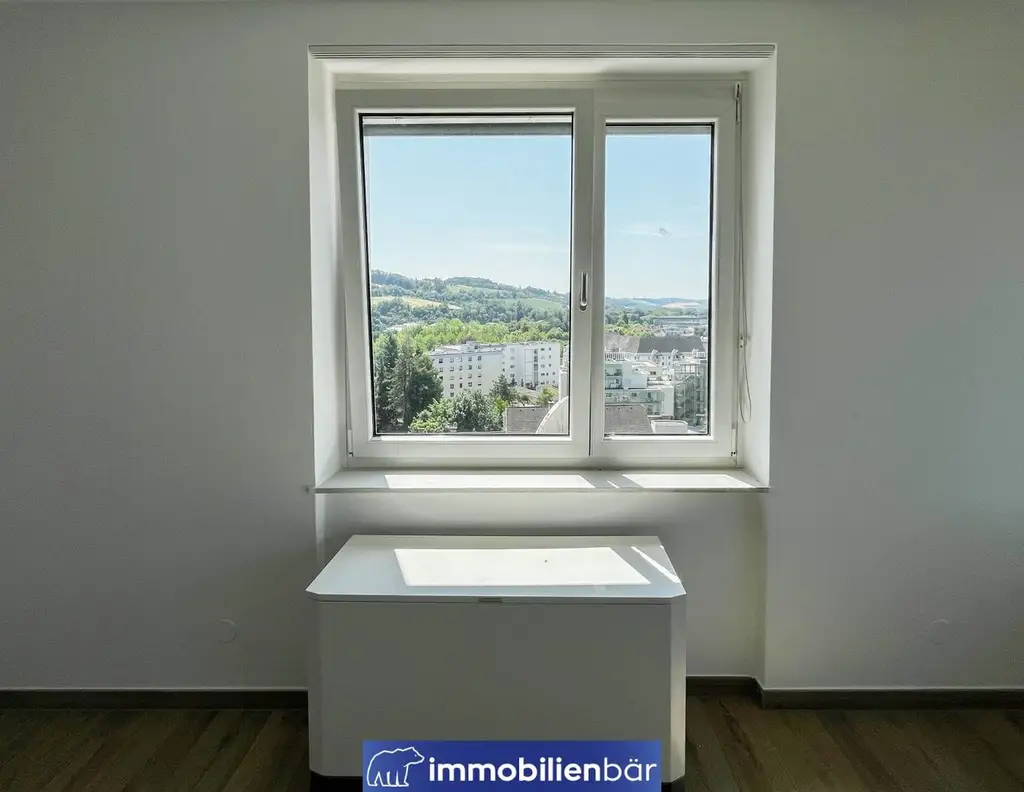 Wohnen mit Aussicht: Helle 2-Zimmer-Wohnung im 7. Stock mit Fernblick