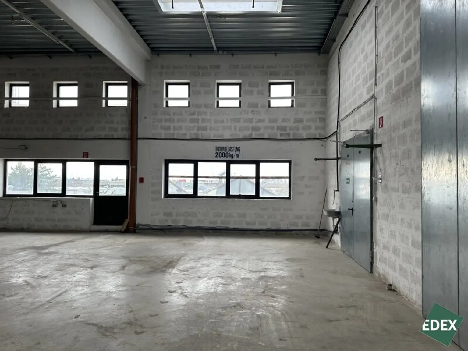 Großzügige Lagerhalle samt Büro