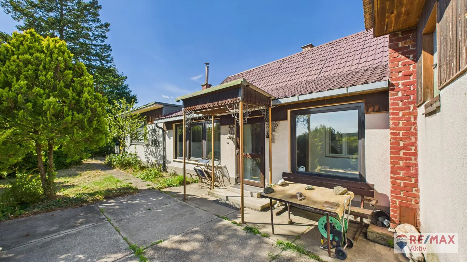 Sanierungsbedürftiges Haus mit riesigem Grundstück und Nebengebäuden