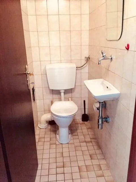 WG-geeignet, Top Lage: 3-Zimmer-Maisonette mit SW-Balkon -Neue Fenster-2.OG mit Lift