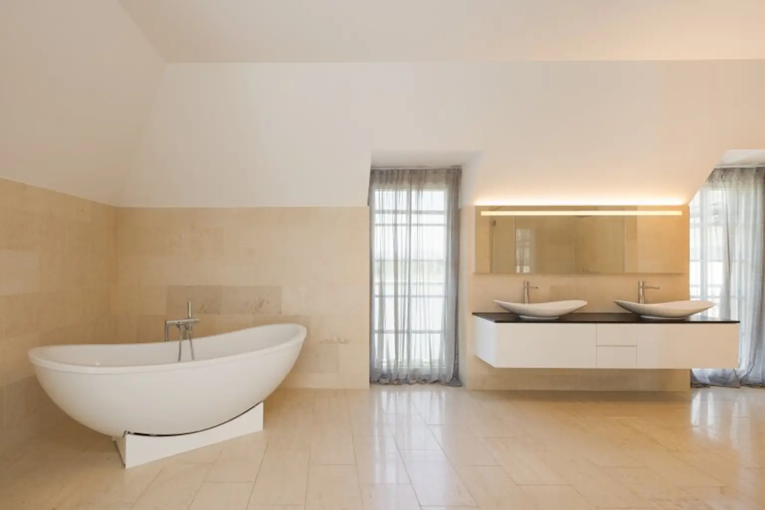 LUXUS VILLA mit Innenpool und Weinkeller im Golfclub Fontana