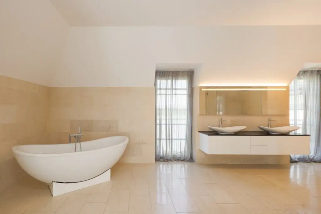 LUXUS VILLA mit Innenpool und Weinkeller im Golfclub Fontana