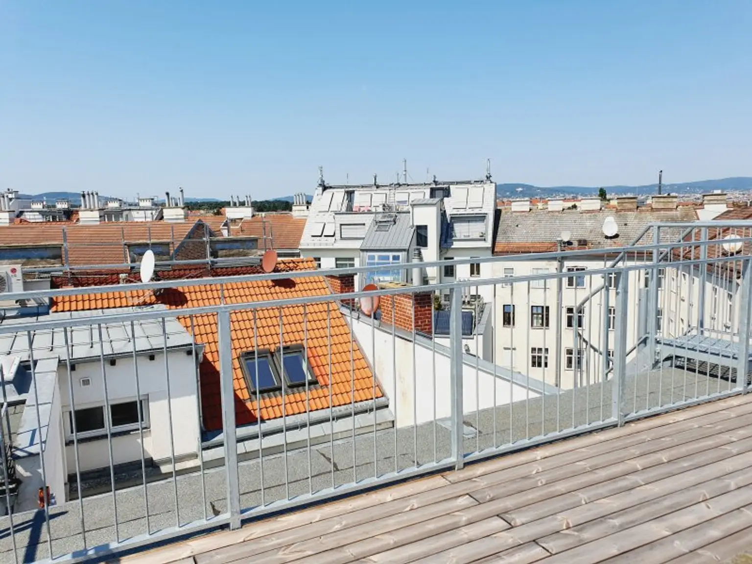 ERSTBEZUG - Sonnige Dachmaisonette mit 45m² Terrasse beim Hoffmann Platz