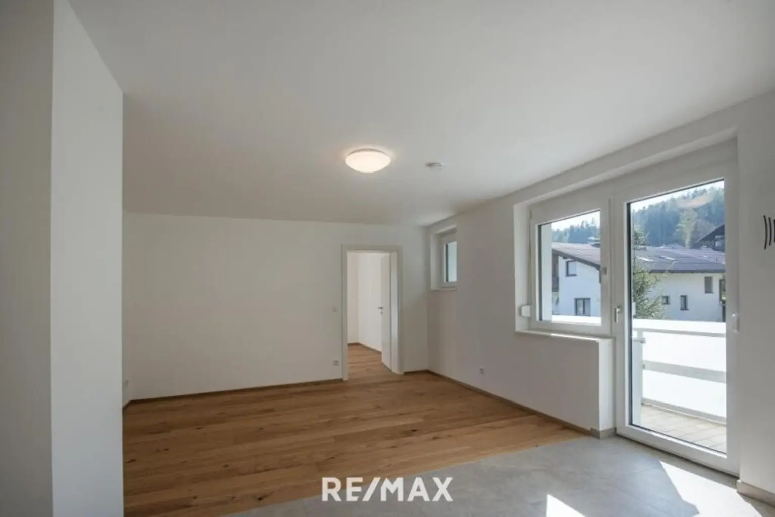 Wohnzimmer mit Ausgang auf den Balkon