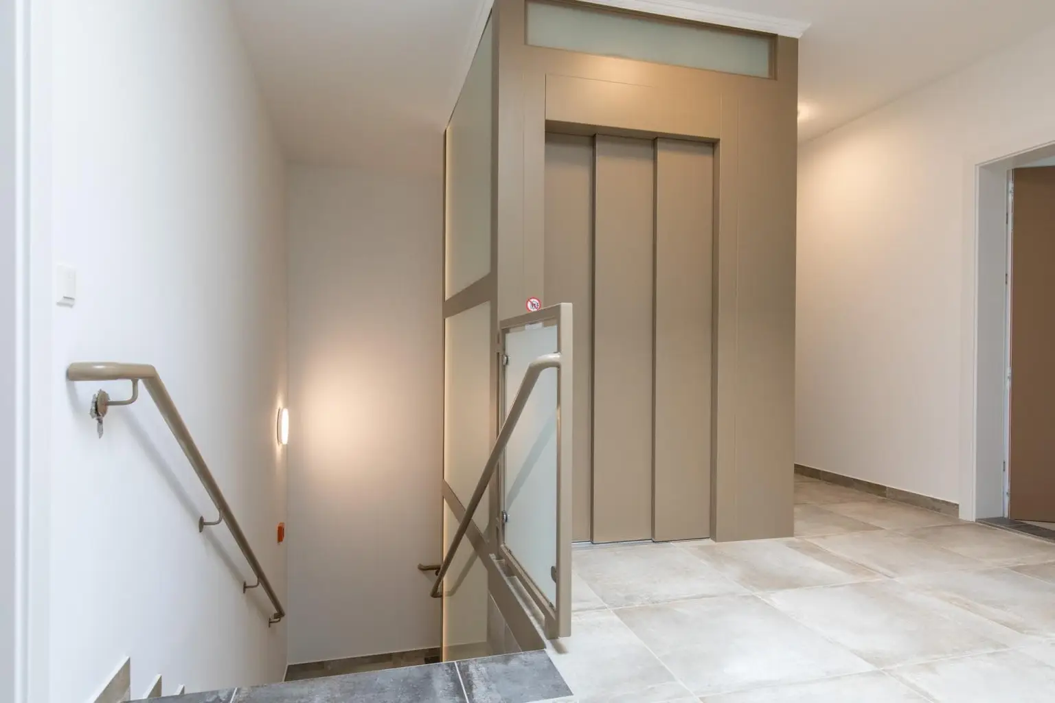 Wohnung mit Panoramaverglasung, kleinem Balkon und Gartenzugang