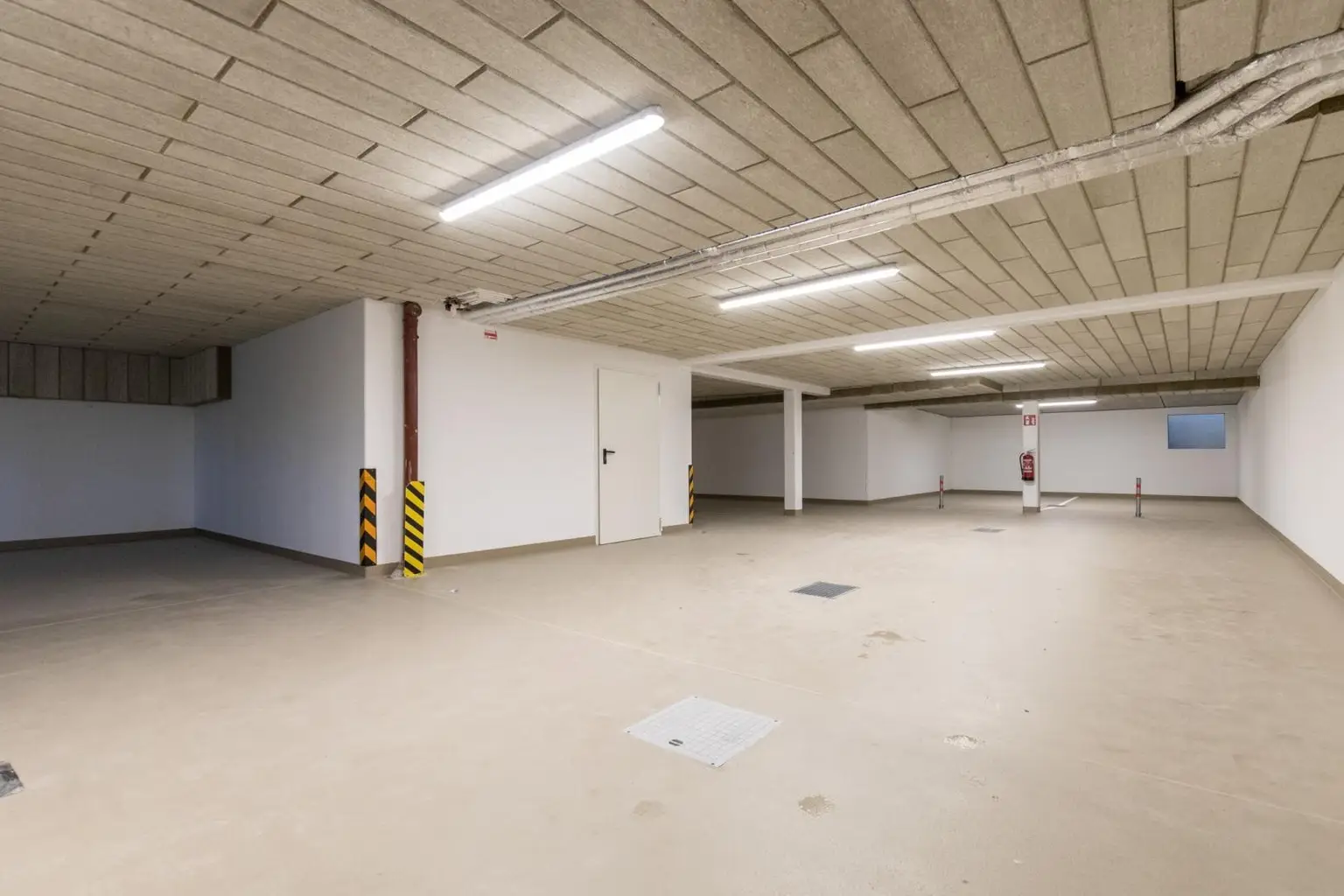 Wohnung mit Panoramaverglasung, kleinem Balkon und Gartenzugang