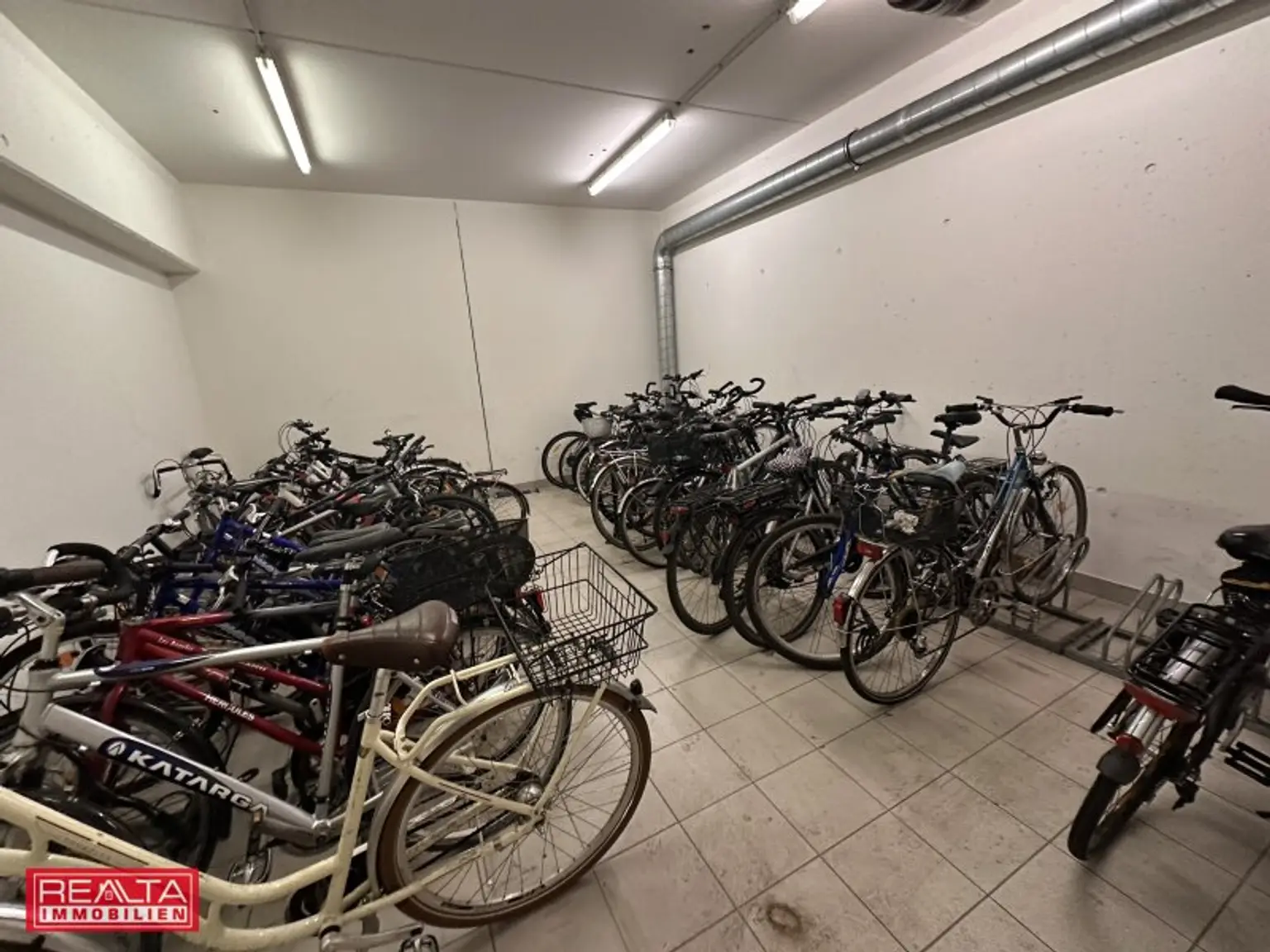 3-Zimmer-Wohnung mit Balkon, Pool und Gemeinschaftsgarten