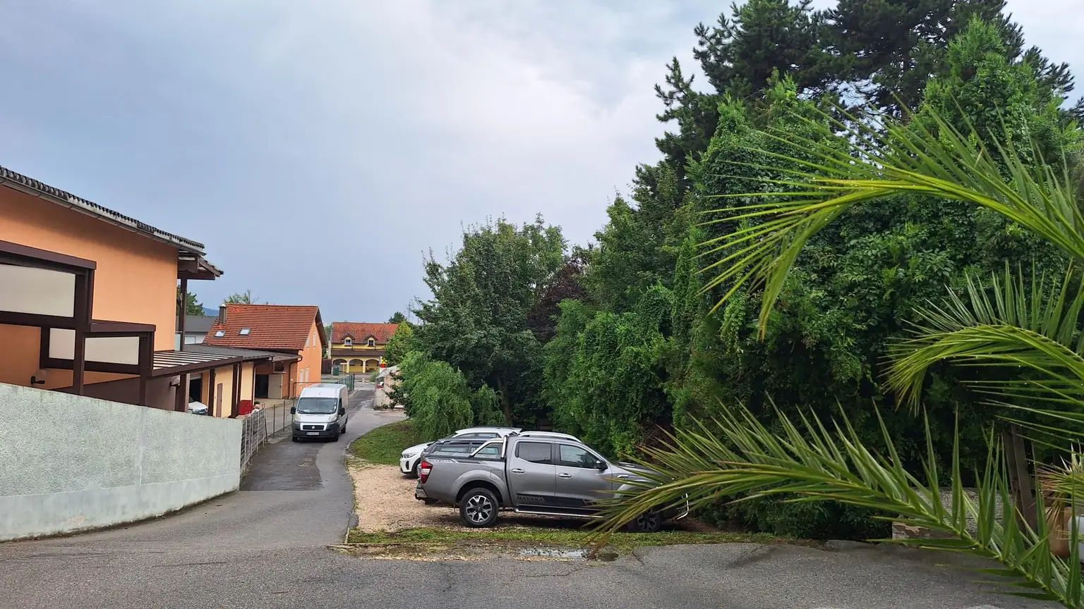 Großes Baugrundstück mit Althausbestand und schönem Waldanteil in Leobendorf.  Für Bauträger/2 Wohneinheiten möglich.