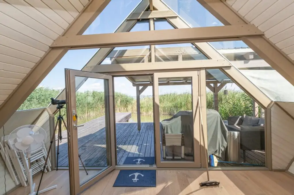 Neu adaptierte Spitzhütte in Toplage am offenen See