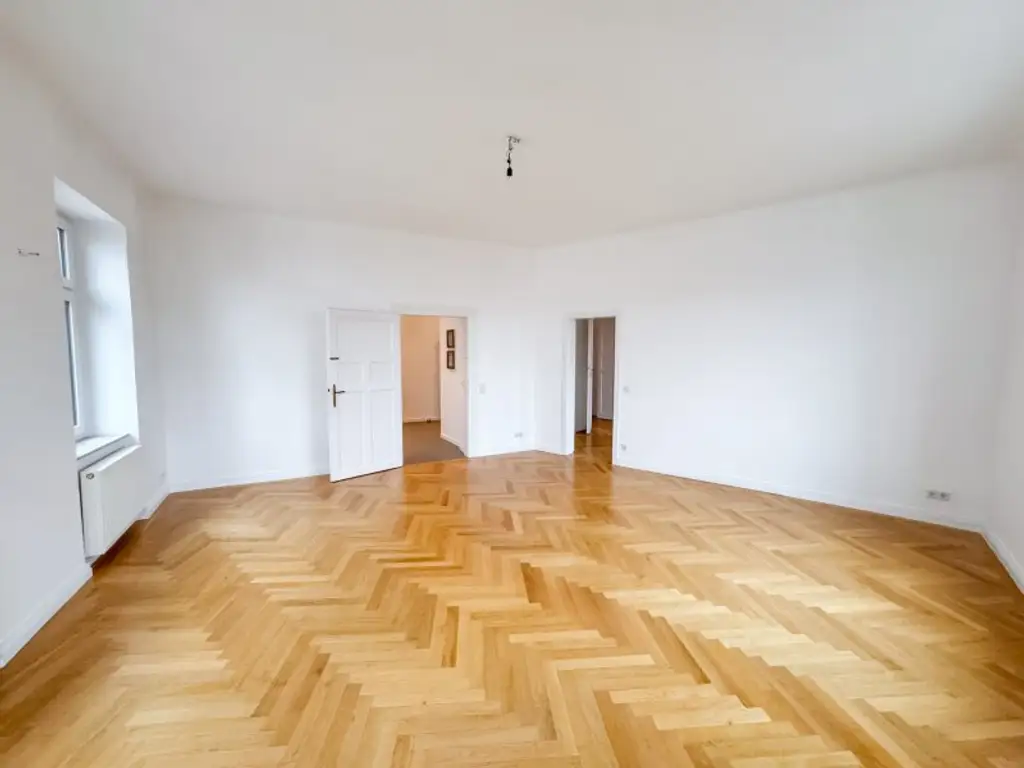 Repräsentatives Altbaubüro mit 2 Balkonen und Blick auf das Stift Klosterneuburg