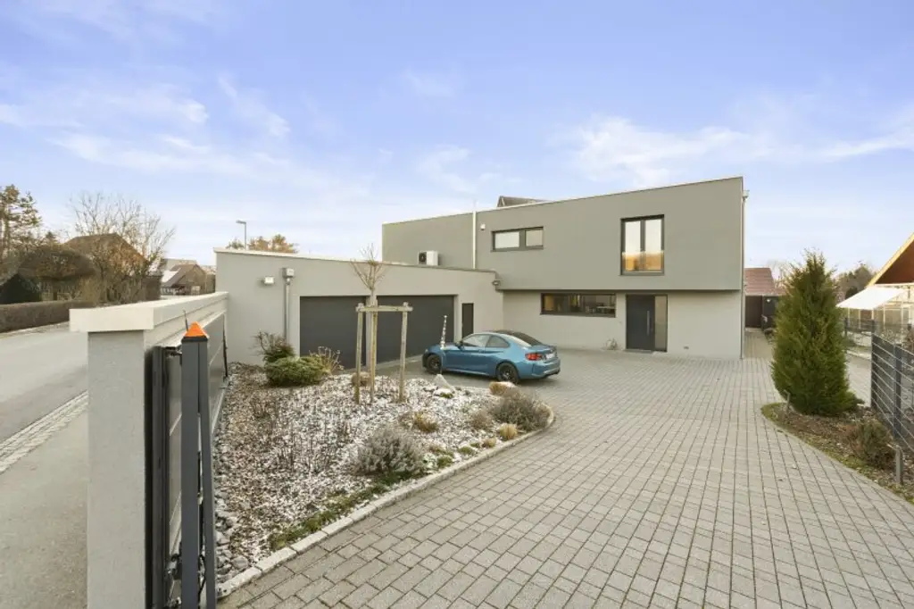 Exklusive Villa mit Indoor- & Outdoor-Pool, Smart-Home-Ausstattung und durchdachtem Raumkonzept