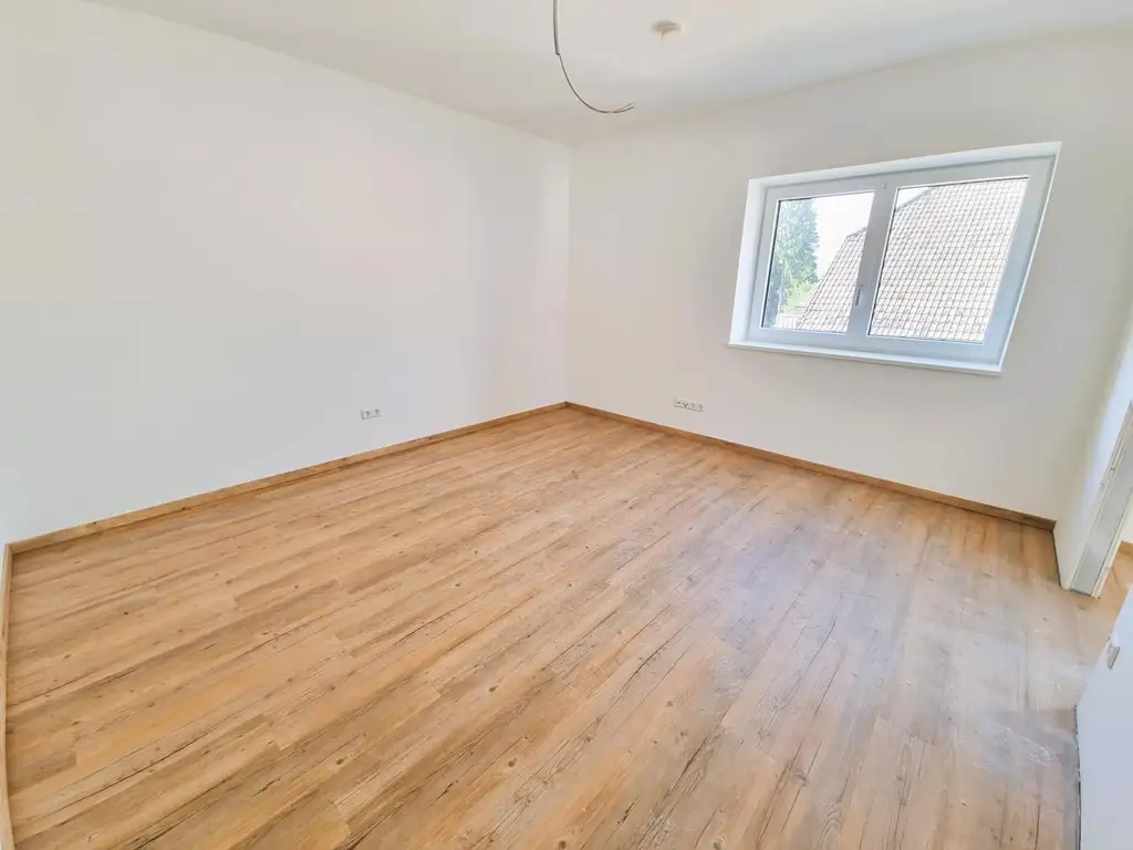 Erstbezug! Moderne 2-Zi.-Dachgeschoß-Wohnung mit großen Balkon