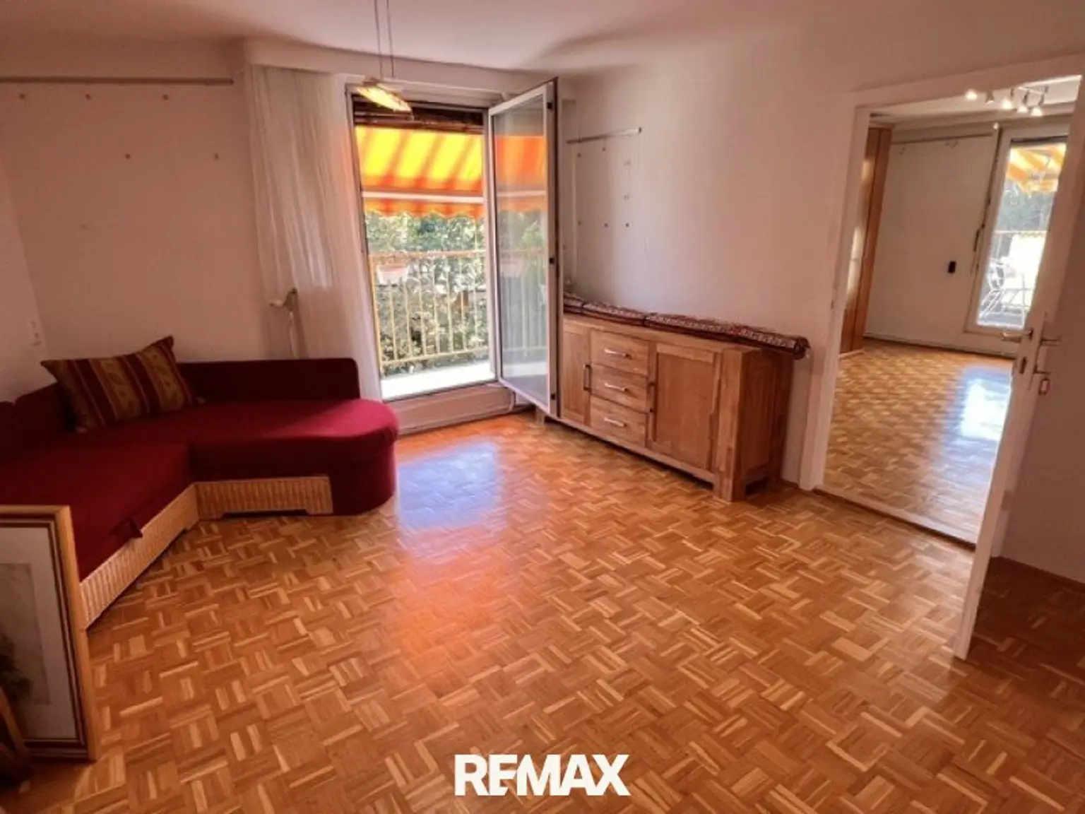 Zimmer 2 möbliert, mit Terrassenausgang nach Süden, auch beschattet!