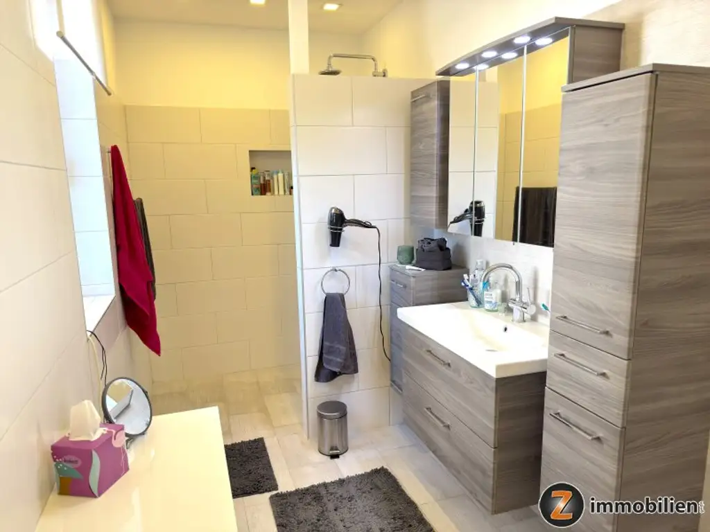 Modernes Wohnhaus mit zwei barrierefreien, getrennten Einheiten