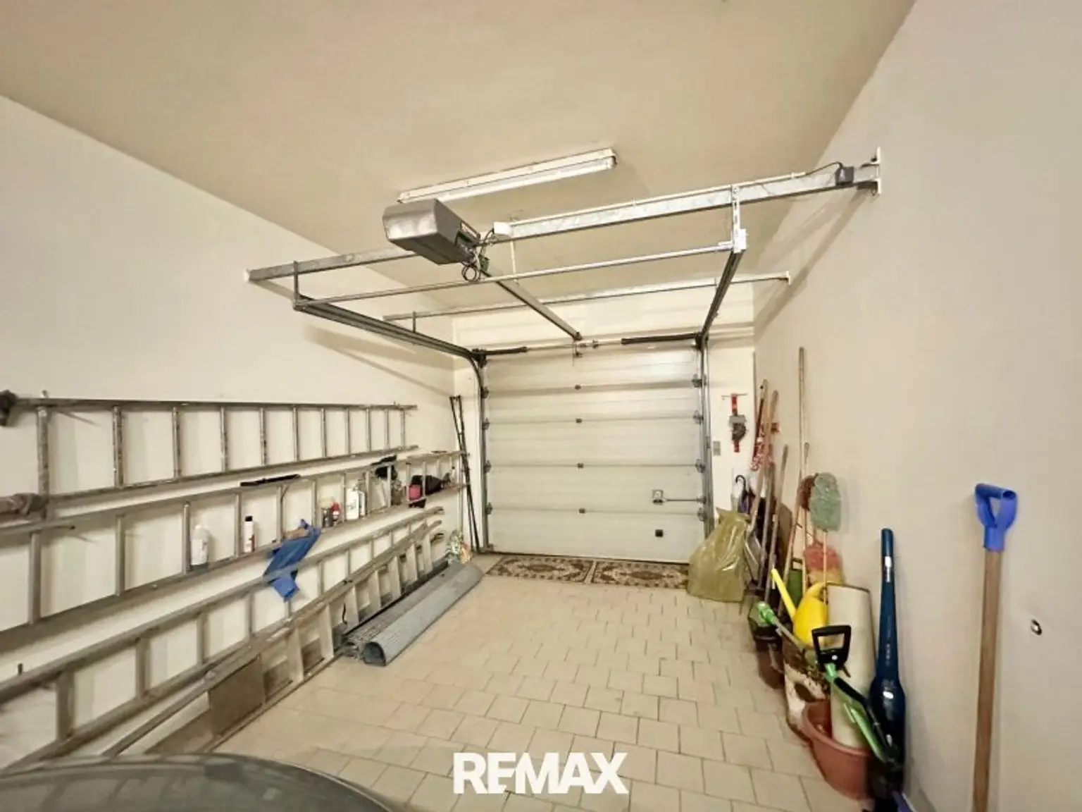 Garage mit Durchfahrt in den Garten