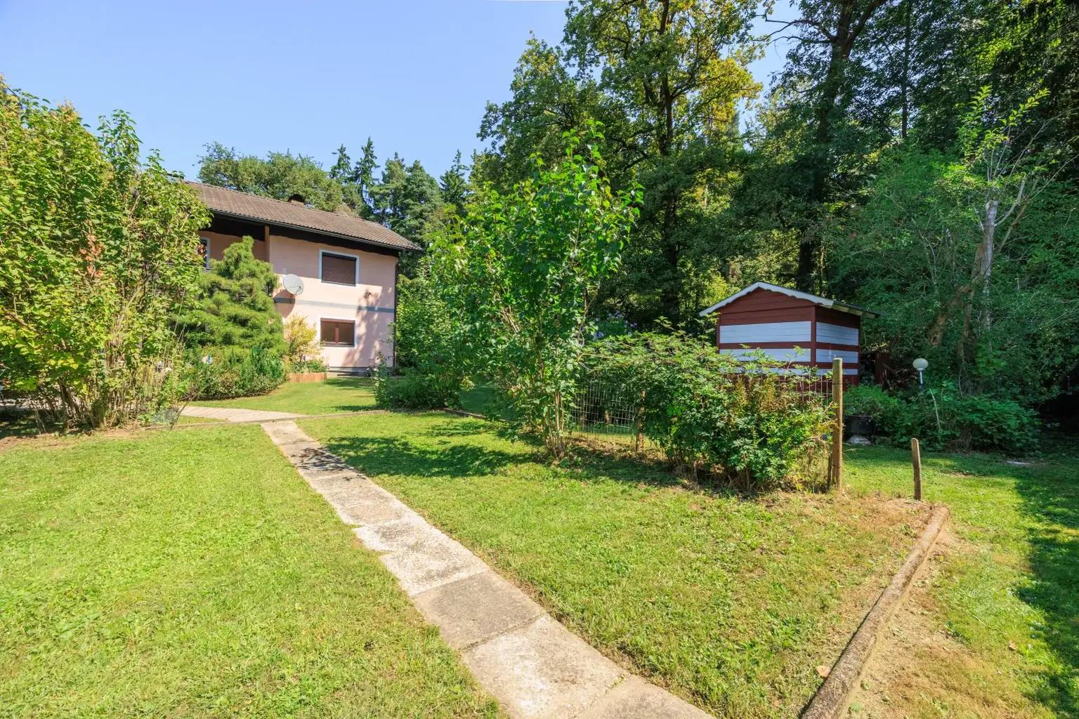 Mehrfamilienhaus mit Park