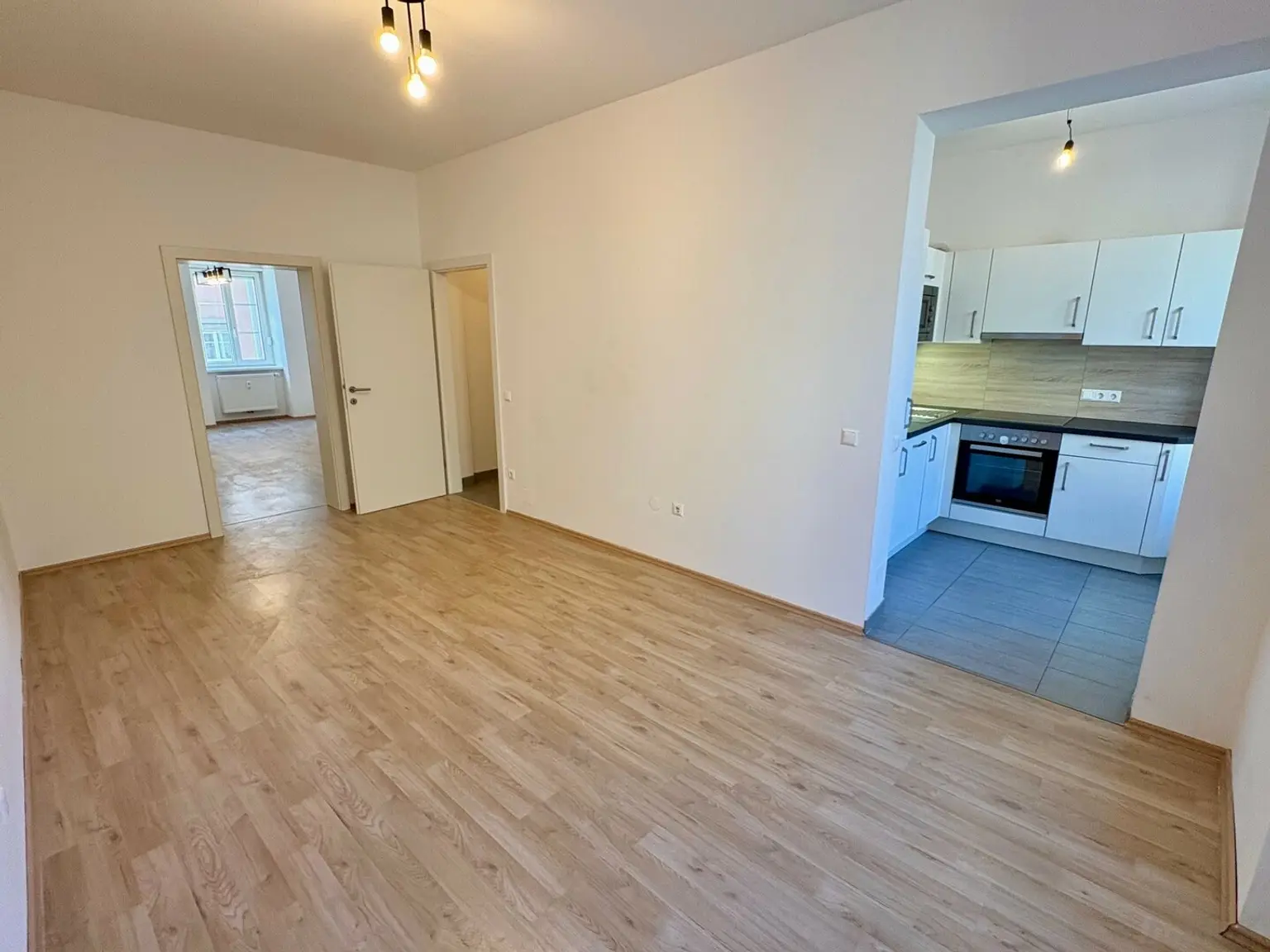 Wohn-/Essbereich - Blick zum Zimmer 2 und Vorraum