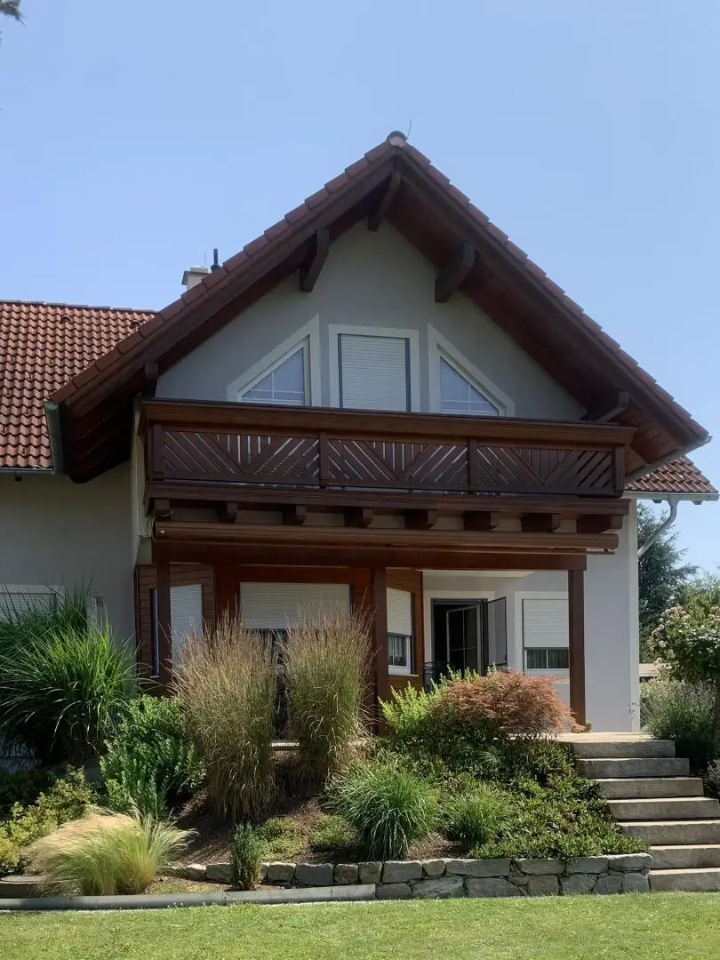 Exquisites  Einfamilienhaus  mit kleinem Nebengebäude und großem Grund