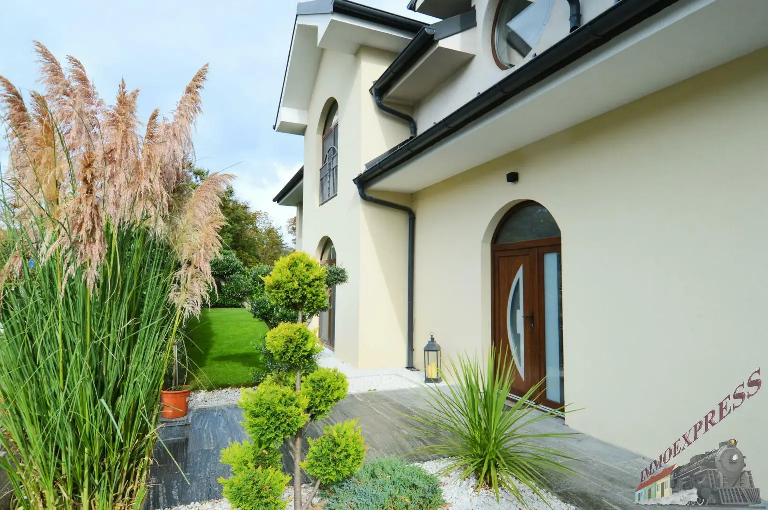 Hochwertiges Ein-/ Zweifamilienhaus mit separater Wohnung - Doppelgarage mit Fußbodenheizung