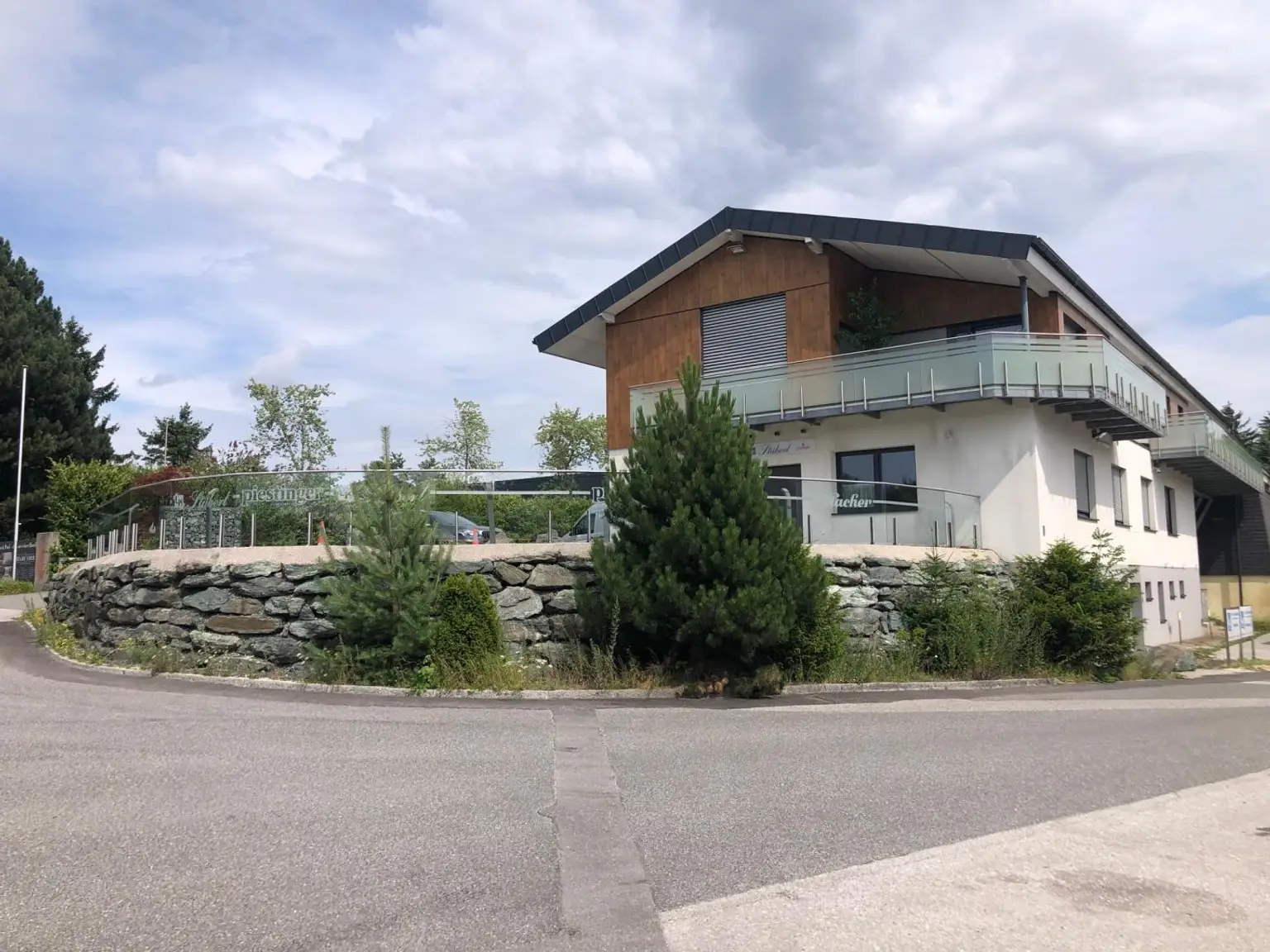 Top-Betriebsliegenschaft mit grosser Wohnung und Direktzugang zur A1 - Ideal für Lager, Dienstleistung & Lieferlogistik