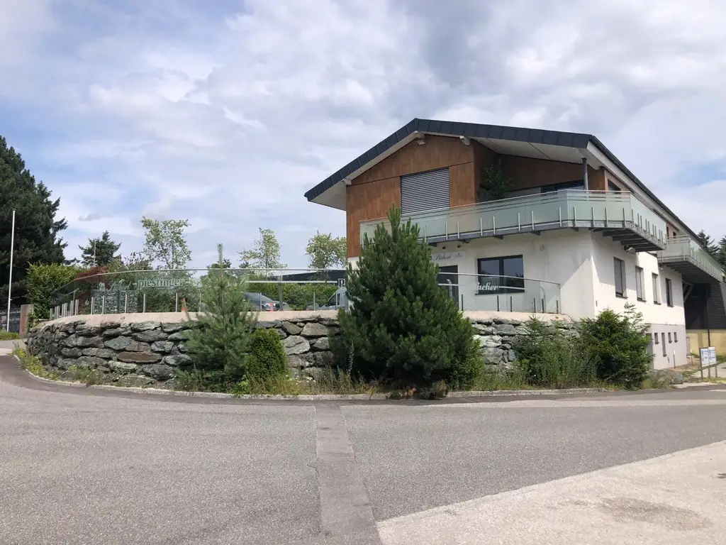 Top-Betriebsliegenschaft mit grosser Wohnung und Direktzugang zur A1 - Ideal für Lager, Dienstleistung & Lieferlogistik