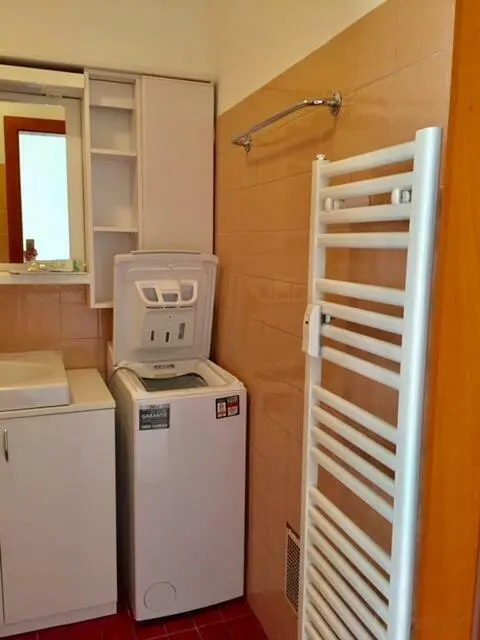 WG-geeignet, Top Lage: 3-Zimmer-Maisonette mit SW-Balkon -Neue Fenster-2.OG mit Lift
