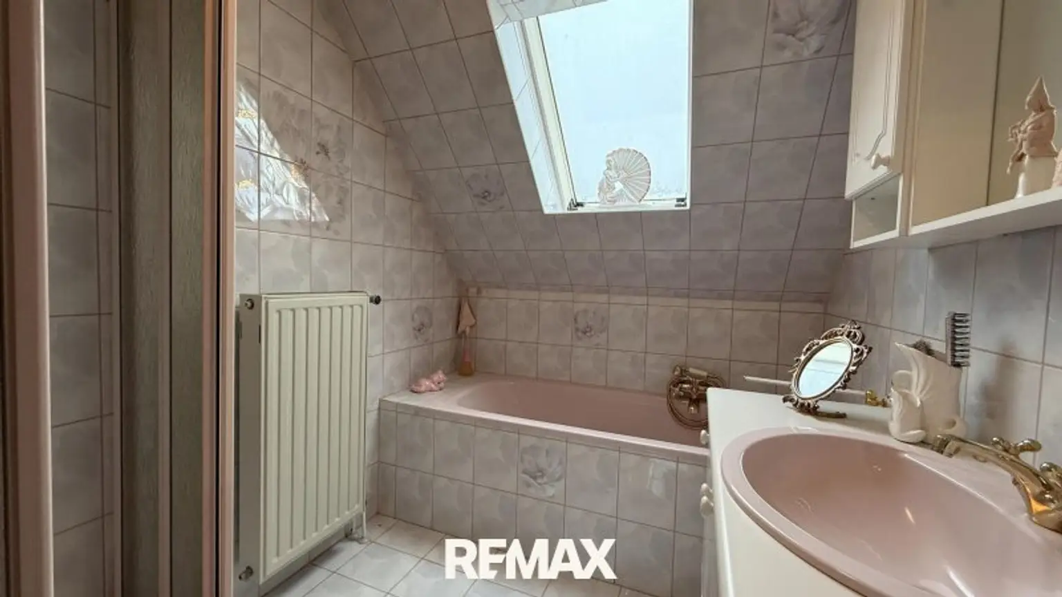 Badezimmer mit Dusche und Wanne OG