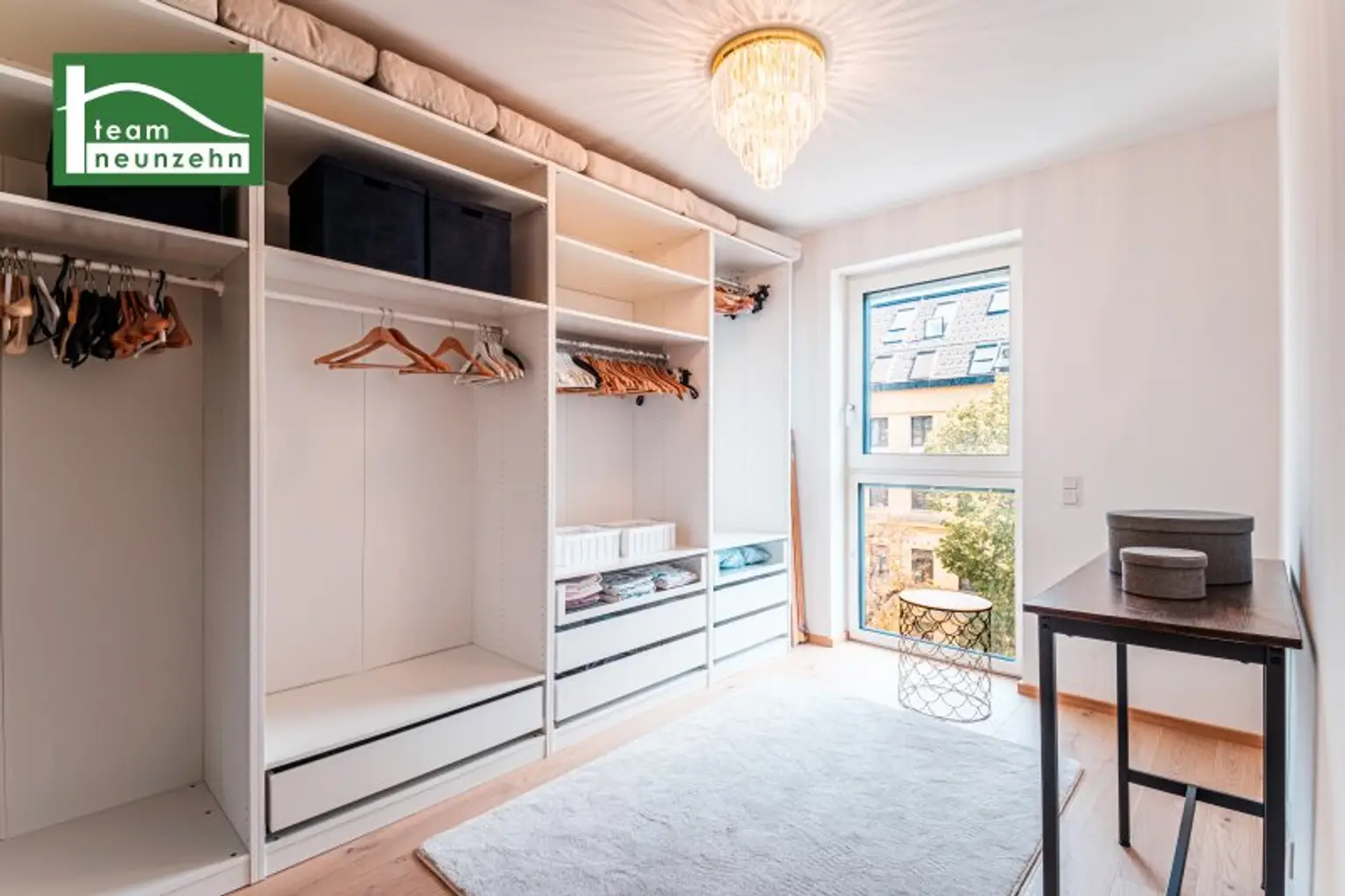 Einziehen und Wohlfühlen! Wohnung mit Hof-Balkon im hellen 4. OG nahe U3, Meiselmarkt und Schönbrunn! KLIMAANLAGE!