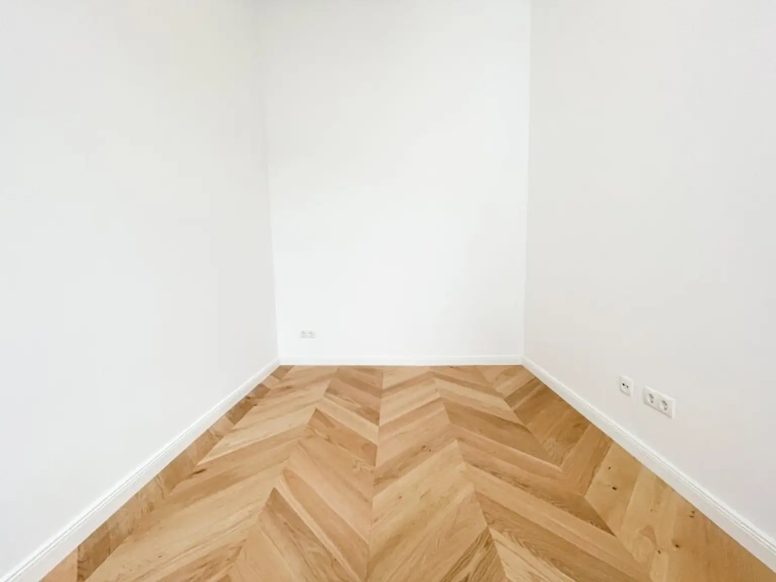 NÄHE U3/U6 WESTBAHNHOF: generalsanierte 2-Zimmerwohnung mit hofseitigem Schlafzimmer und neuer Küche