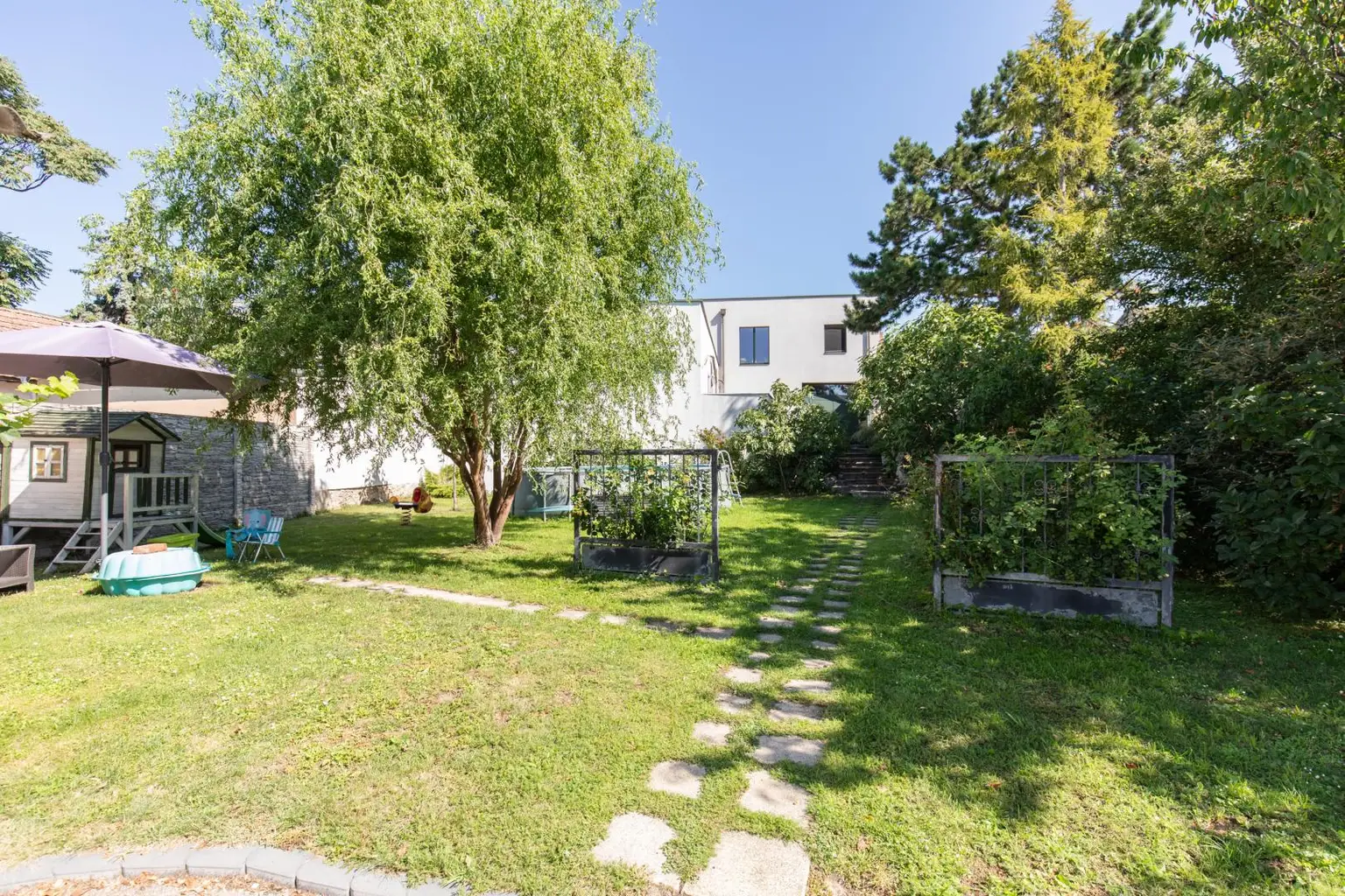 Vielseitiges Anwesen mit Wohn- und Geschäftshaus, Nebengebäuden & großzügigem Garten