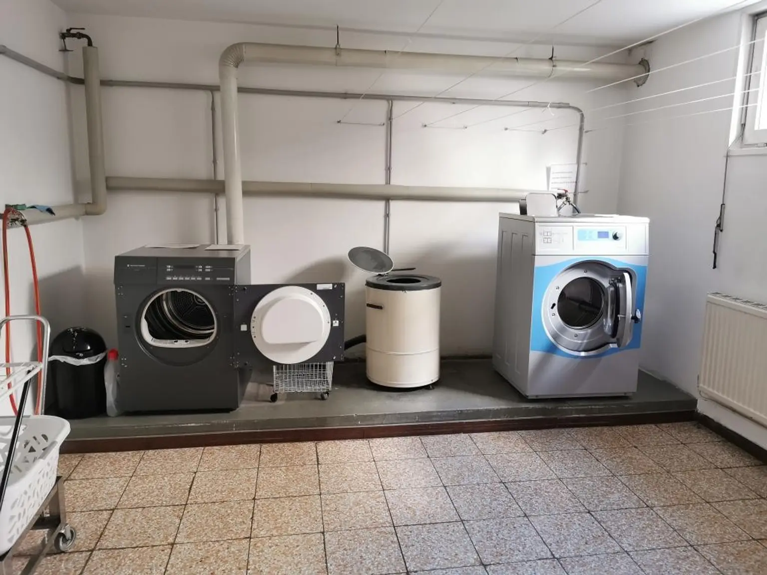 In Kürze frei. 3 Zimmer + Kabinett und 2 große Dachterrassen. Alles wie neu...!!!
