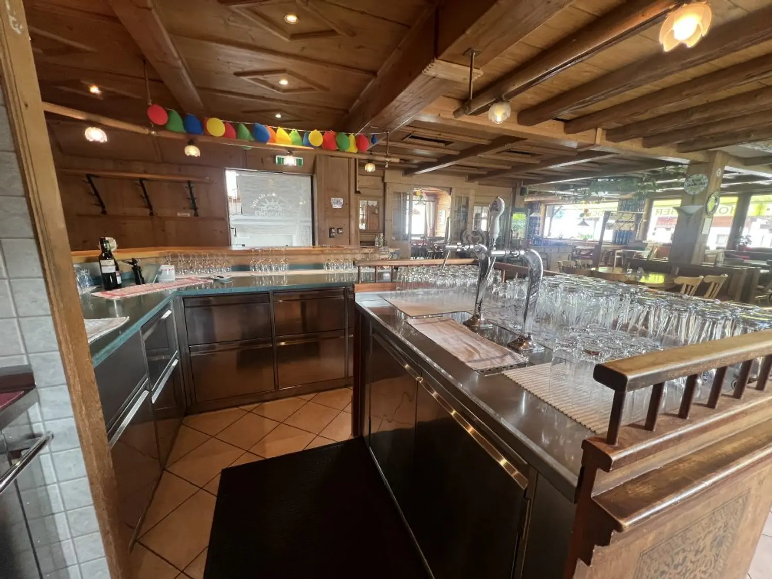 Komplett eingerichtetes Lokal zu verpachten