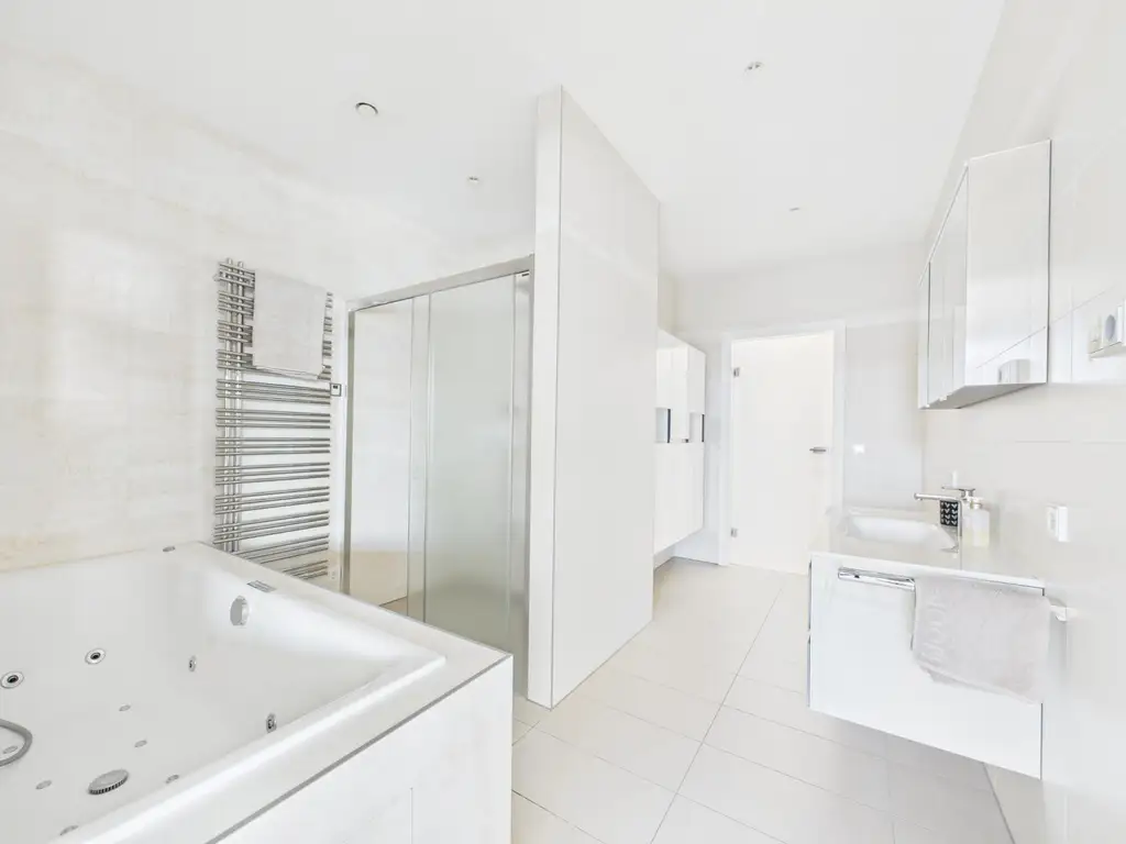 LINZ/URFAHR (BRUCKNER TOWER): EINE PERFEKTE WOHNKOMPOSITION-EIGENTUMSWOHNUNG 129,09 m² Wohnfläche + 64,15 m² Balkon + Tiefgaragenstellplätze