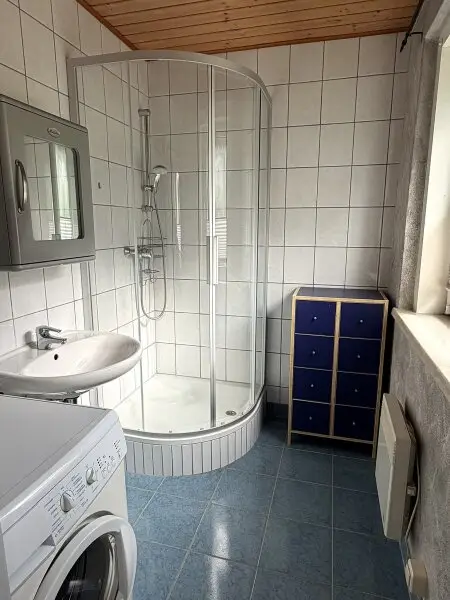 Duschbad mit Waschmaschine