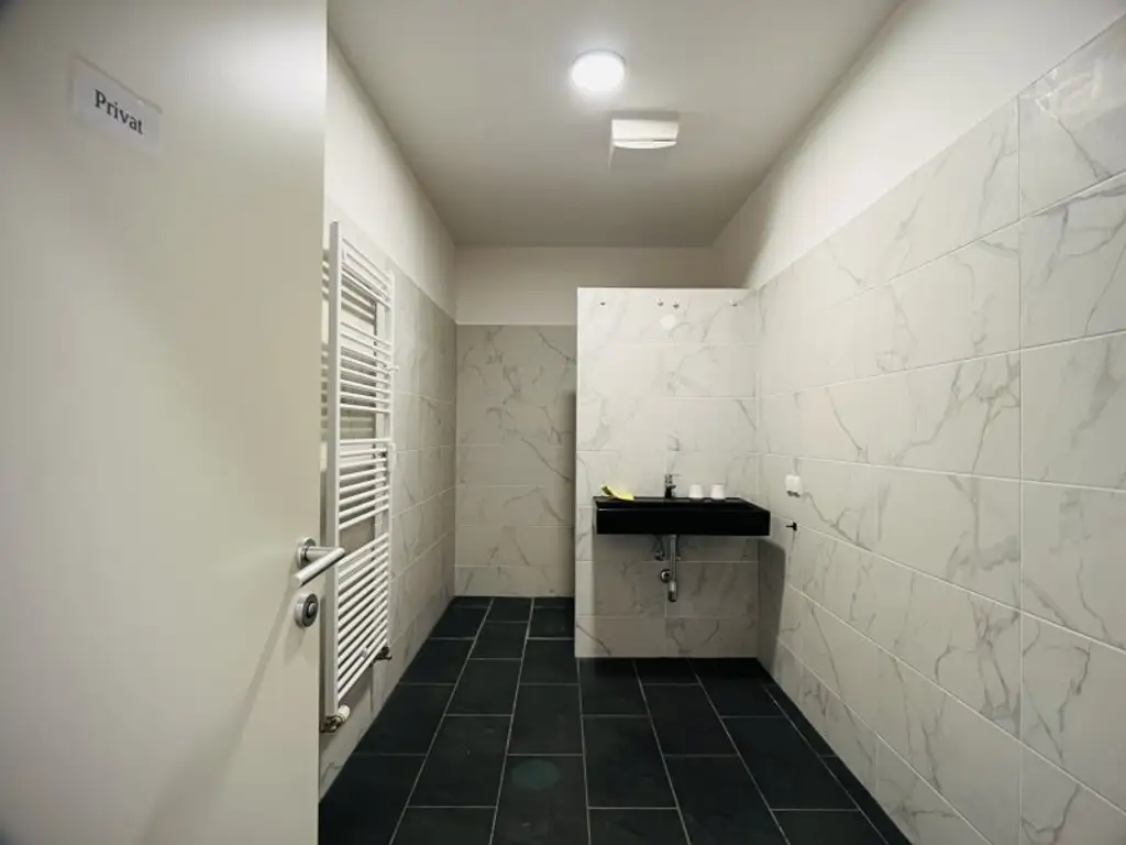 Vielseitig nutzbare, sanierte Praxis / Wohnung in zentraler Bahnhofsnähe in Brunn am Gebirge – Kauf oder Miete möglich!