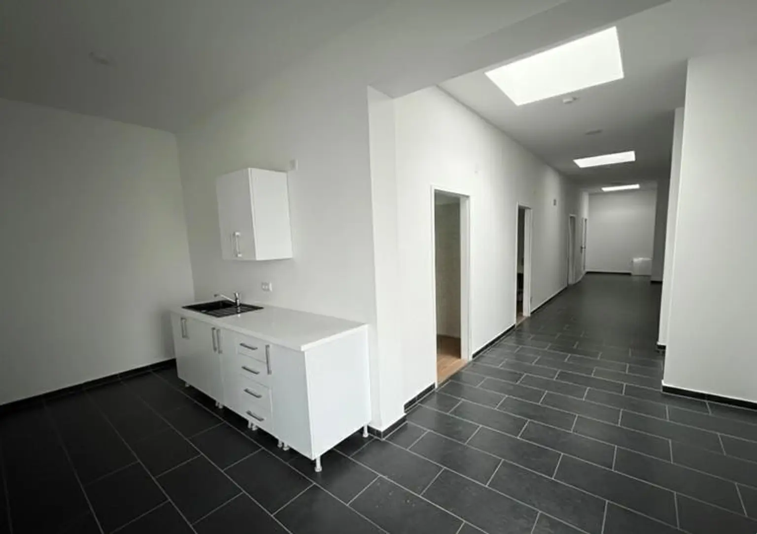 ''Bürofläche mit 3 Büros, Empfang, Küche & Sanitäranlagen – sofort bezugsfertig''